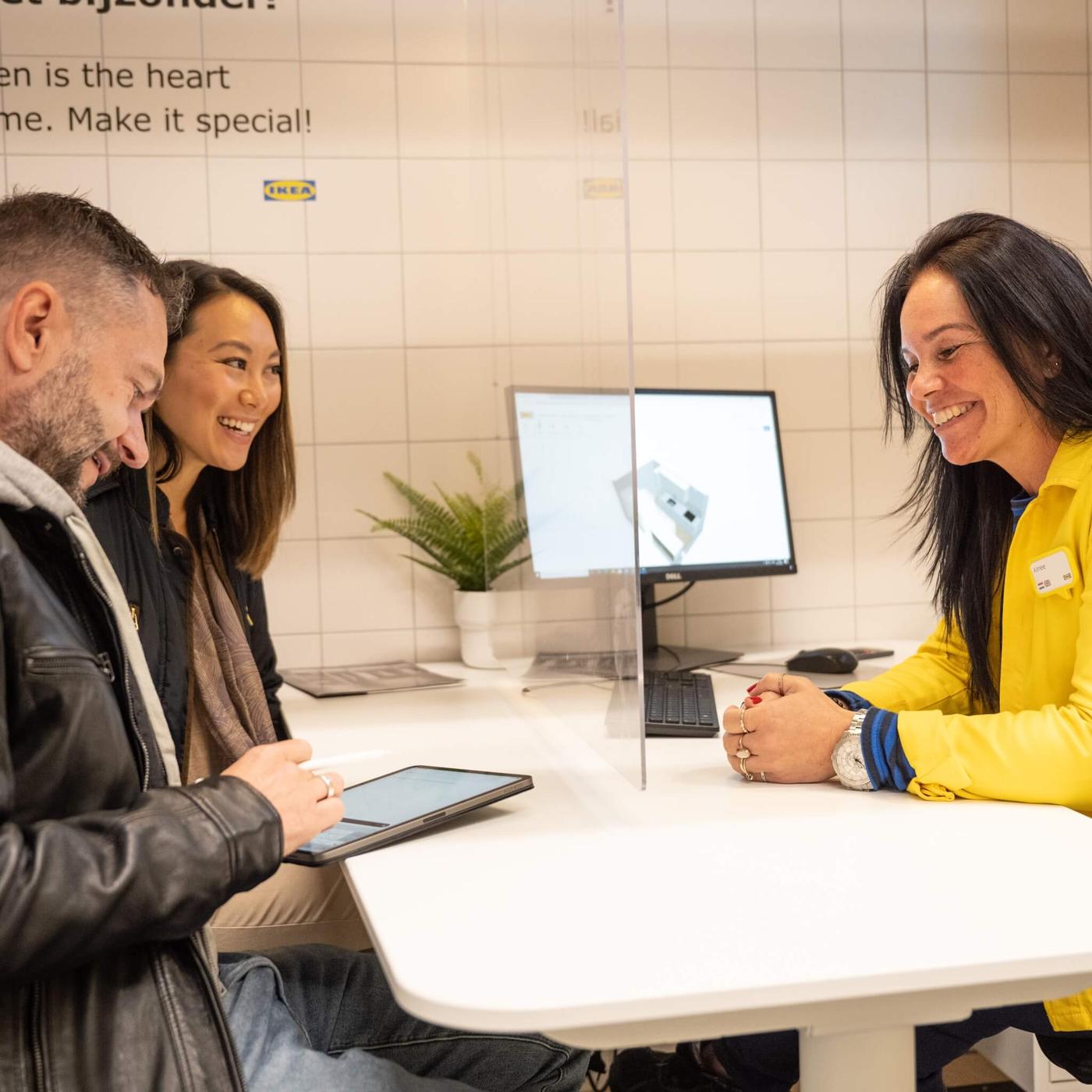 Una planificación entre compañeros/as de IKEA con dos personas que confían en IKEA