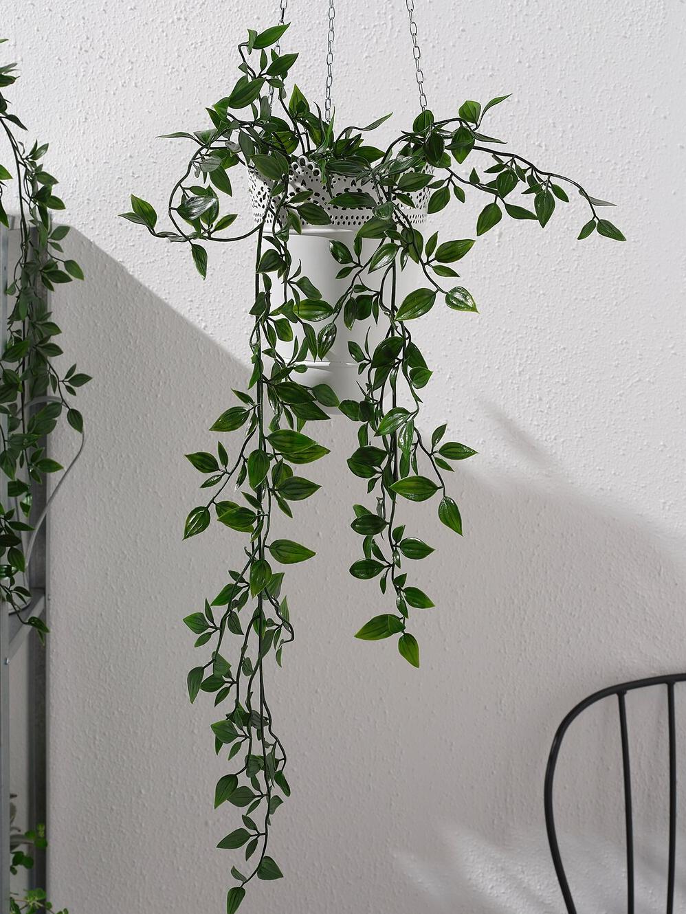una planta FEJKA colgada en el balcon