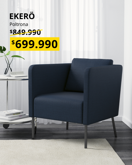 Una poltrona negra EKERÖ sobre una alfombra.