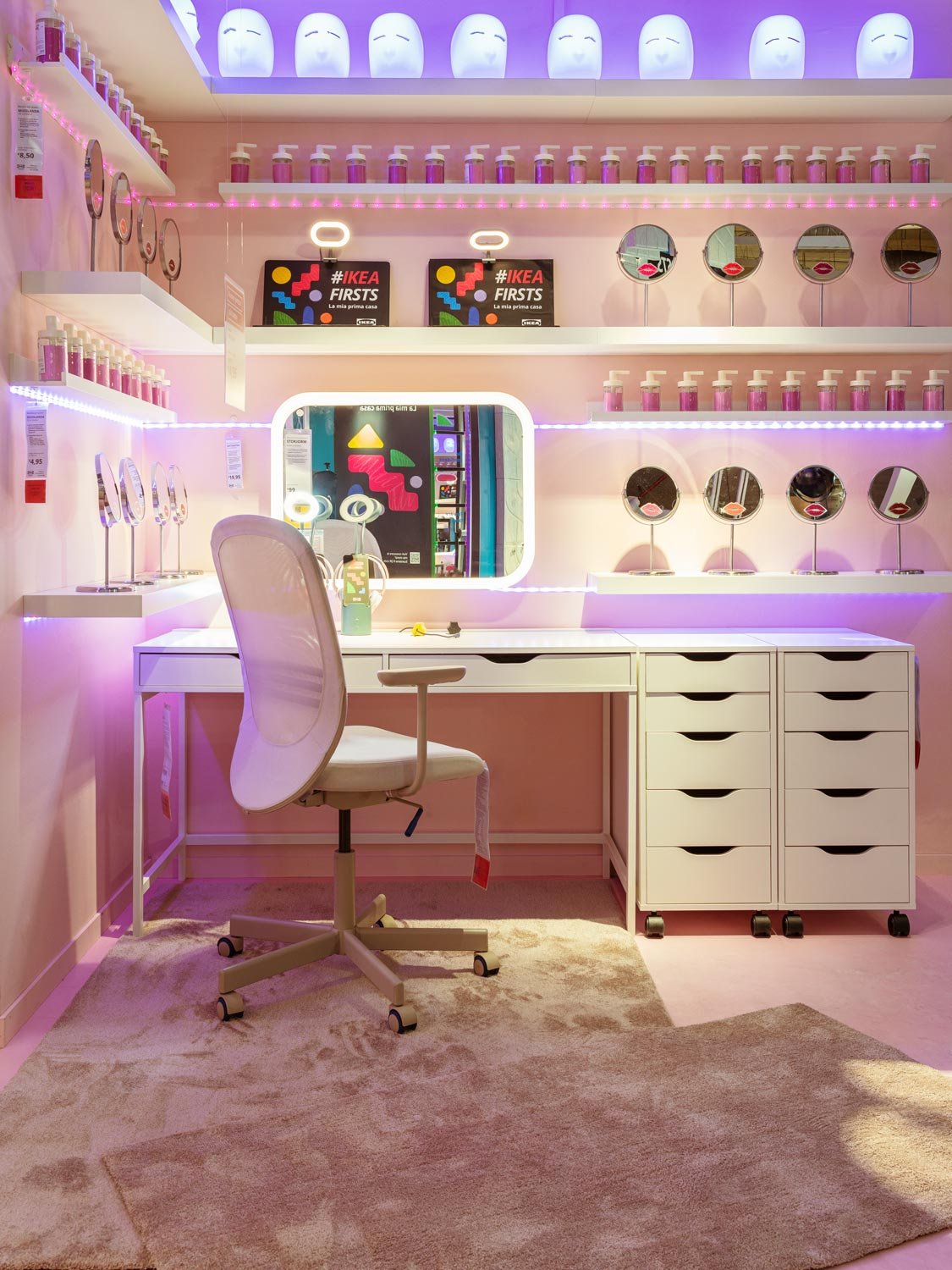 Una postazione beauty per il make up con specchi, scrivanie e cassettiere ALEX in una stanza con le pareti di colore rosa.