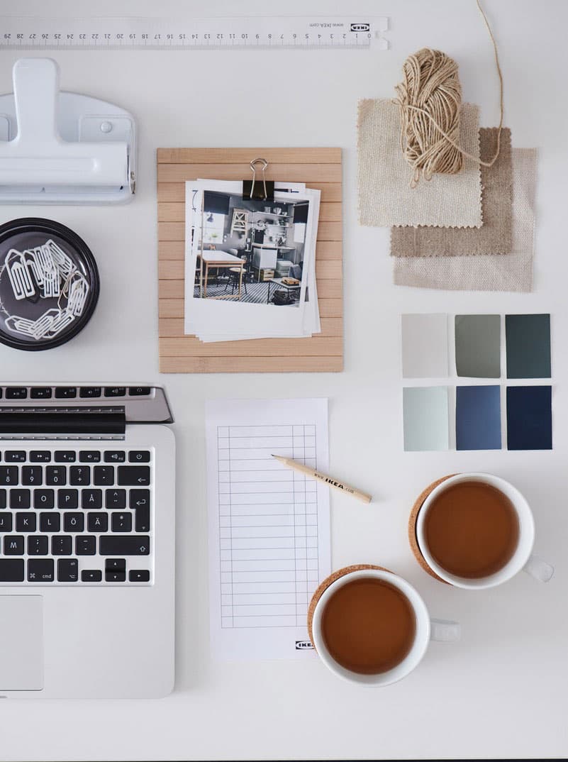 Una postazione di un esperto ben organizzata con pc e due tazze di thè.