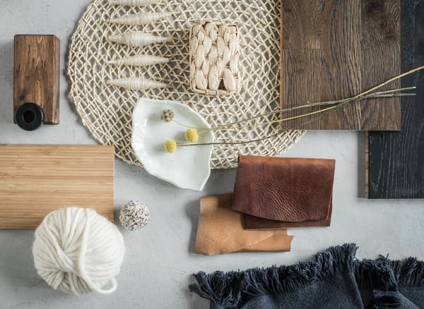 Una raccolta ben disposta di oggetti fatti di diversi materiali come il legno, tessuti, lana e carta. 