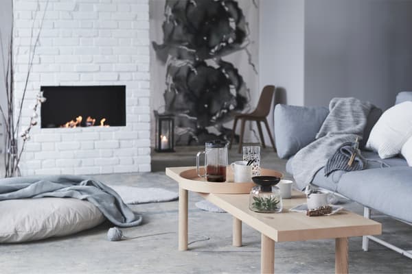 Una sala amb decoració de color gris i mobles de fusta clara
