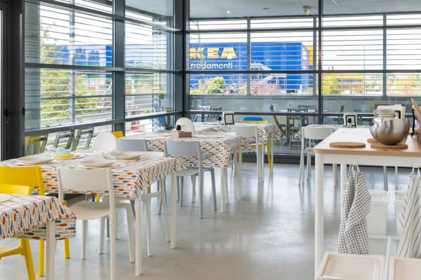 Una sala con tavoli apparecchiati in una struttura destinata ad ospitare donne e bambini ucraini.