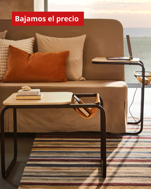 Una sala con un tapete colorido y sobre él un sofá y mesas pequeñas. En la parte superior de la imagen una etiqueta que dice "bajamos el precio".