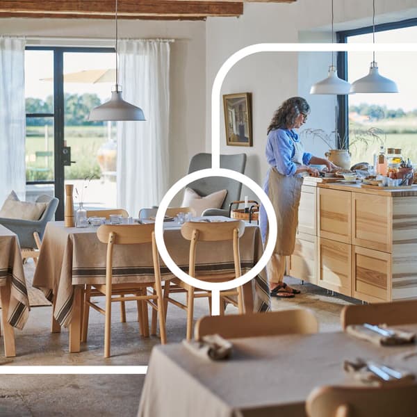 Una sala luminosa di un ristorante con tavoli e sedie. Sulla destra una persona con un grembiile beige sta sistemando alcuni alimenti su un bancone.