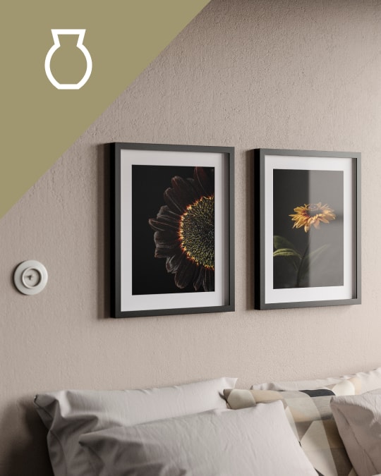 Una sala y sobre el sofá dos cuadros decorativos de IKEA.