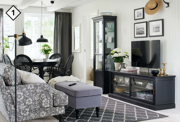 Una salotto ben arredato arredamenti grigi e mobili neri. 