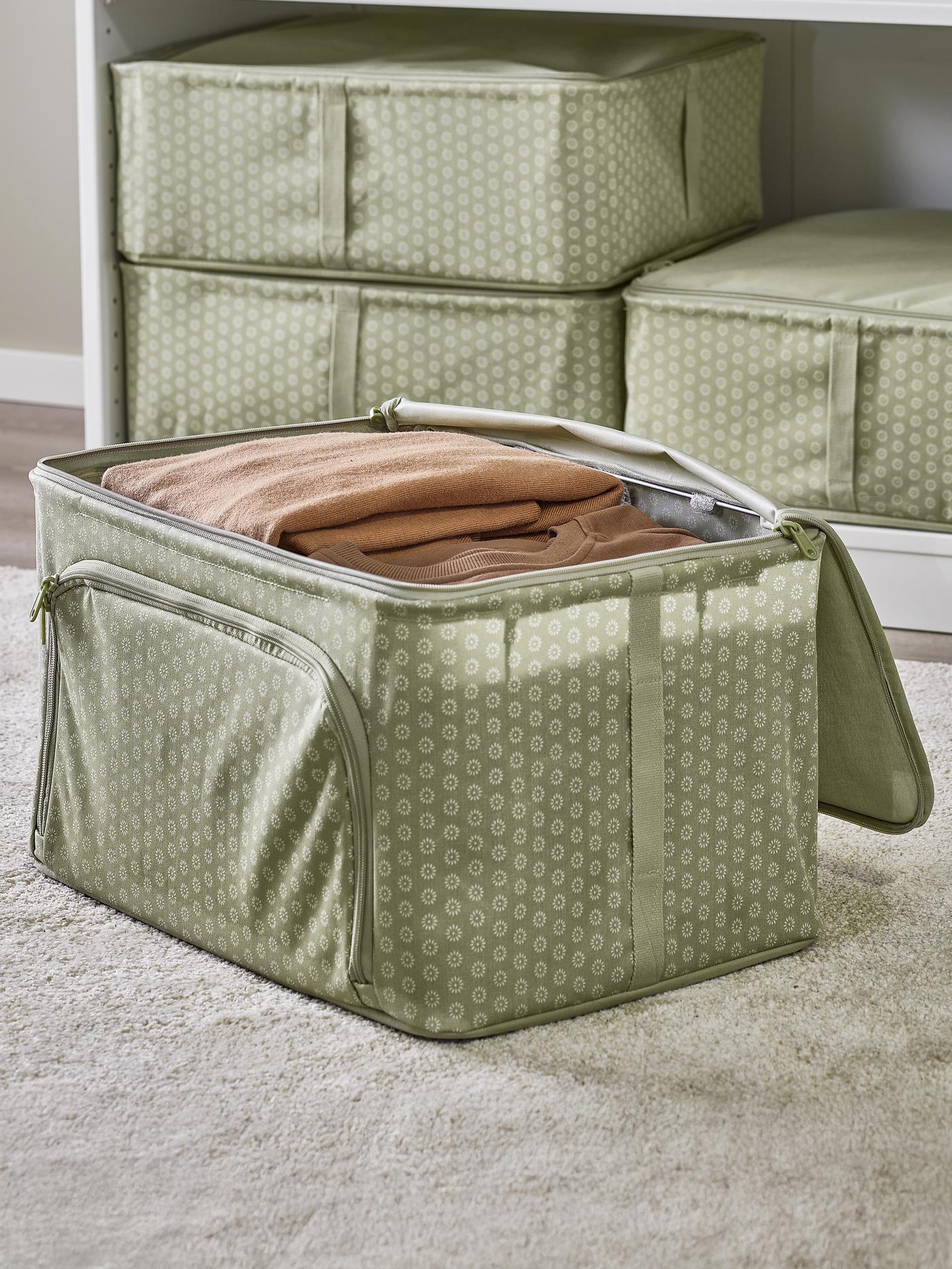 Una scatola contenitore verde con coperchio con biancheria colorata all'interno