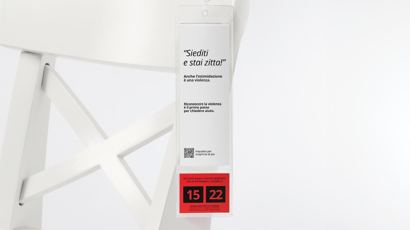 Una sedia bianca con un tag prezzo che indica il numero Antiviolenza e Stalking 1522.