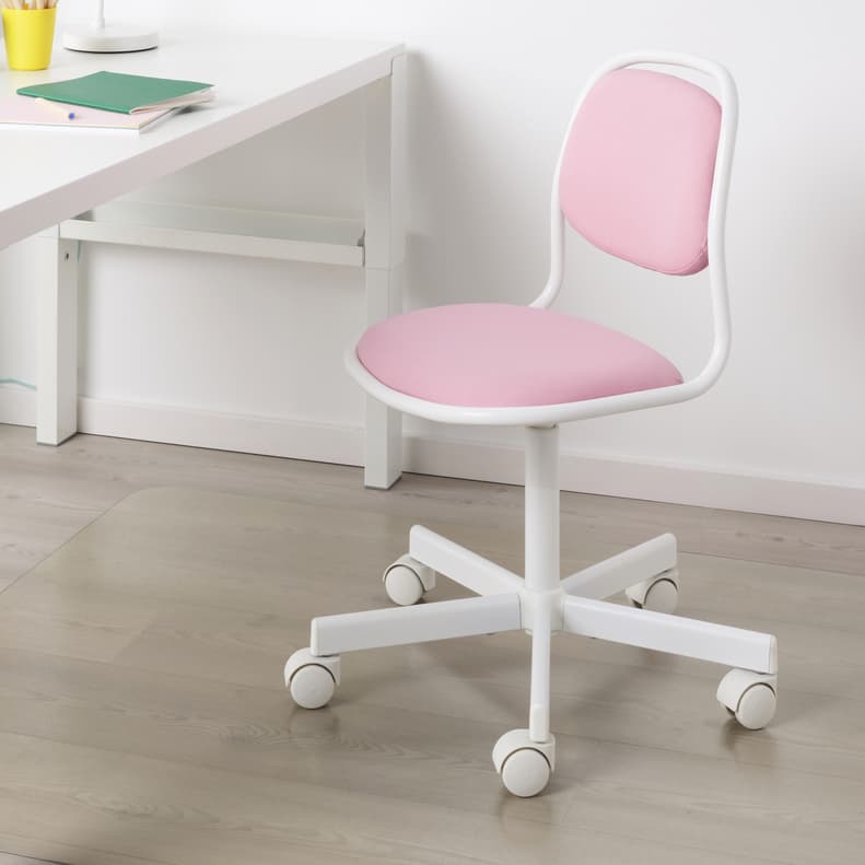 Una sedia da scrivania per bambini con cuscino rosa con ruote