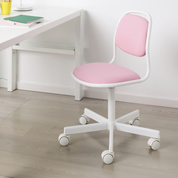 Una sedia da scrivania per bambini con cuscino rosa con ruote 