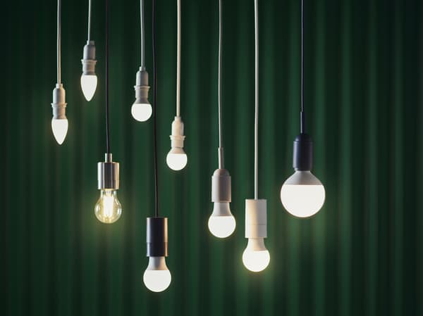 Una serie di lampadine accese 