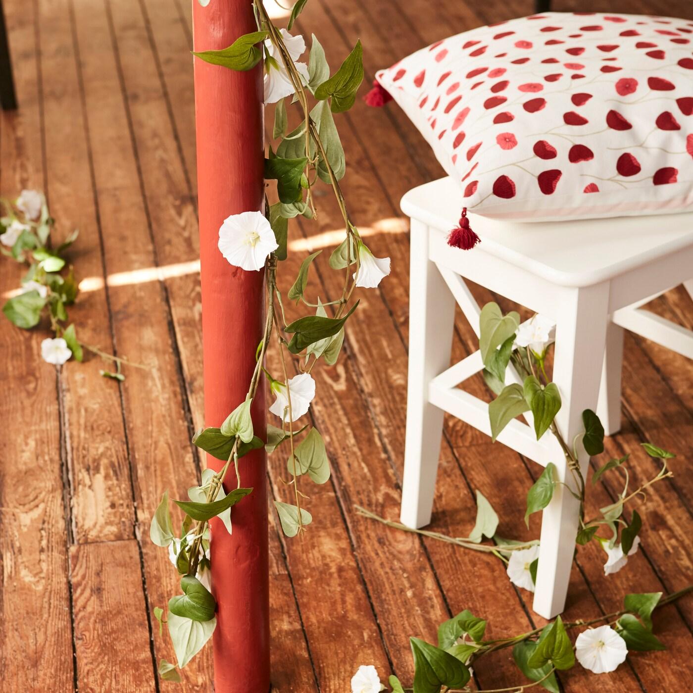 Una silla de comedor de madera para una boda