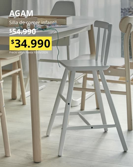 Una silla de comer para bebés AGAM en la cabecera de una mesa.