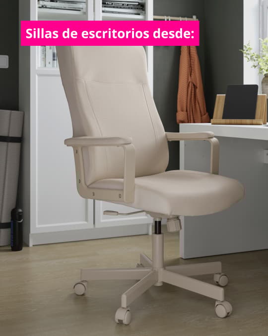 Una silla de escritorio beige al costado de un escritorio.En la parte superior izquierda de la imagen el texto "Sillas de escritorio desde".