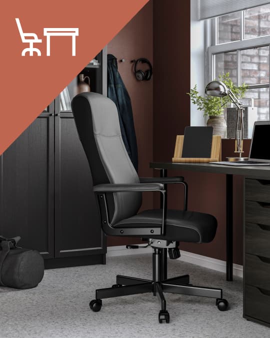 Una silla de escritorio con ruedas y en la parte superior de la imagen un ícono de escritorio con silla de escritorio sobre un triángulo naranjo.