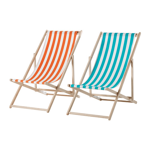 Una silla de playa de madera con un asiento de tela a rayas en naranja y blanco junto a otra con un asiento a rayas en azul y blanco.