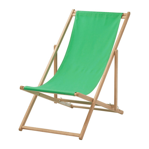 Una silla de playa plegable en madera con un asiento de tela verde.
