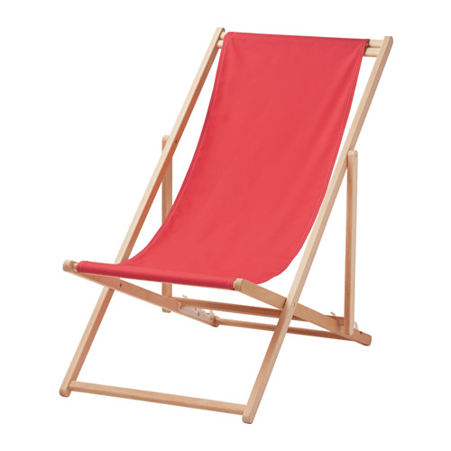 Una silla de playa plegable en madera con un asiento de tela roja.