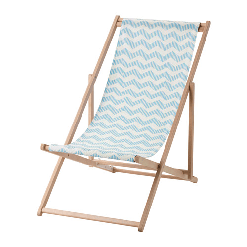 Una silla de playa plegable en madera con un asiento de tela estampada en azul y blanco.