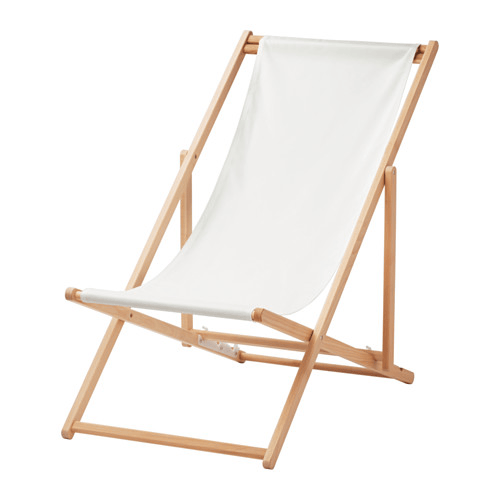 Una silla de playa plegable en madera con un asiento de tela blanca.