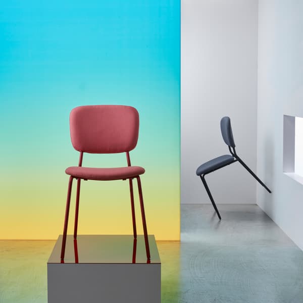 Una silla KARLJAN roja con asiento y respaldo tapizados en una estructura metálica con diseño de inspiración retro.