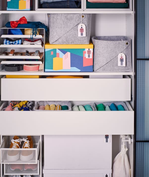 Una soluzione a giorno con cassetti e contenitori pieni di vestiti e accessori - IKEA