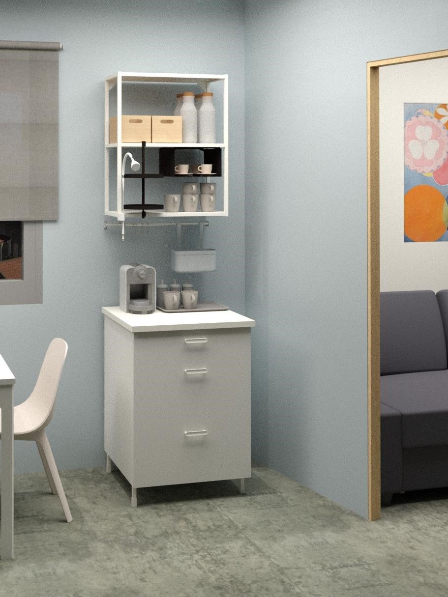 Una soluzione per un angolo da caffè composta da strutture ENHET, maniglie GUBBARP e piano di lavoro bianco laminato LILLTRÄSK. Di fronte, un tavolo con una sedia ODGER.