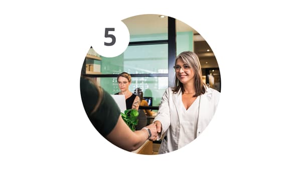 Una stretta di mano tra due donne in un ufficio