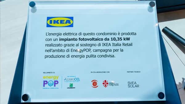 Una targa che mostra che nel condominio l'energia elettrica è prodotta da pannelli fotovoltaici. 