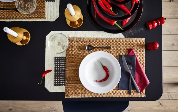 Una tavola apparecchiata per uno con una combinazione artistica di forme, colori e materiali - IKEA