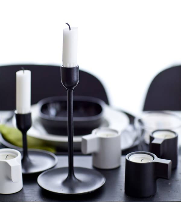 Una tavola monocromatica con un set di candelieri - IKEA 
