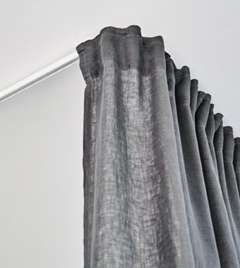 Una tenda grigia angolare.