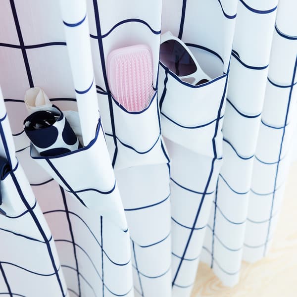 Una tenda ROSALILL bianca e blu con tasche fai da te per riporre occhiali, spazzole e altri piccoli oggetti - IKEA
