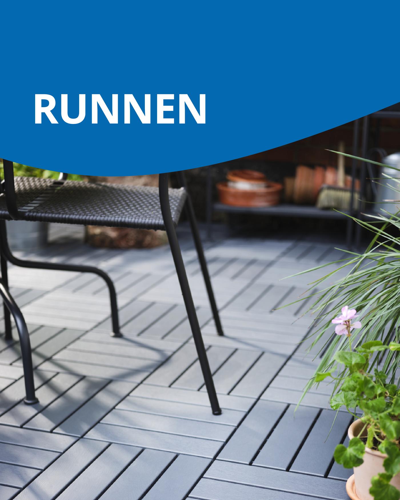 Una terraza con piso RUNNEN negro y sobre el piso un mueble de terraza de fierro.