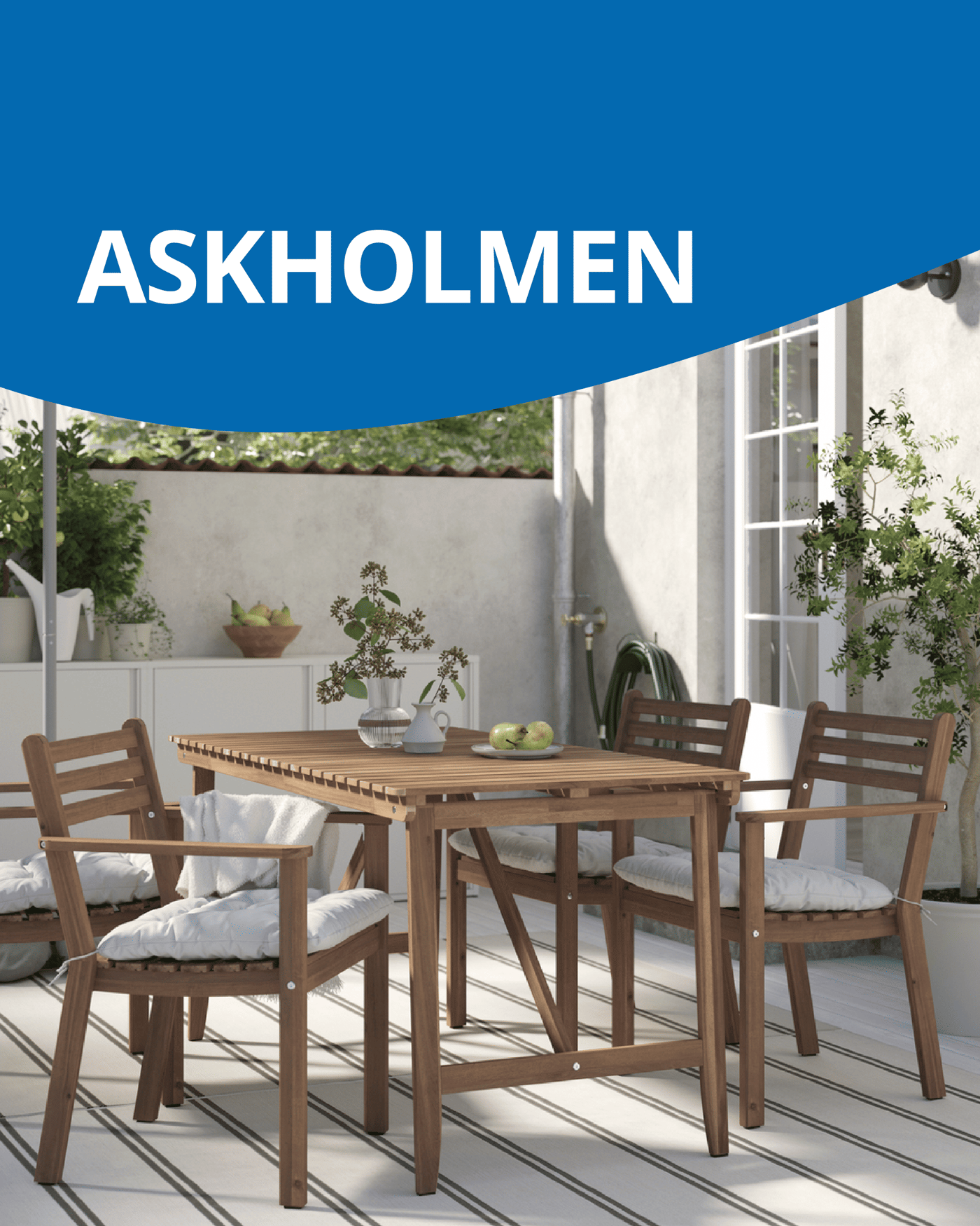 Una terraza con un comedor ASKHOLMEN de madera con cojines blancos.