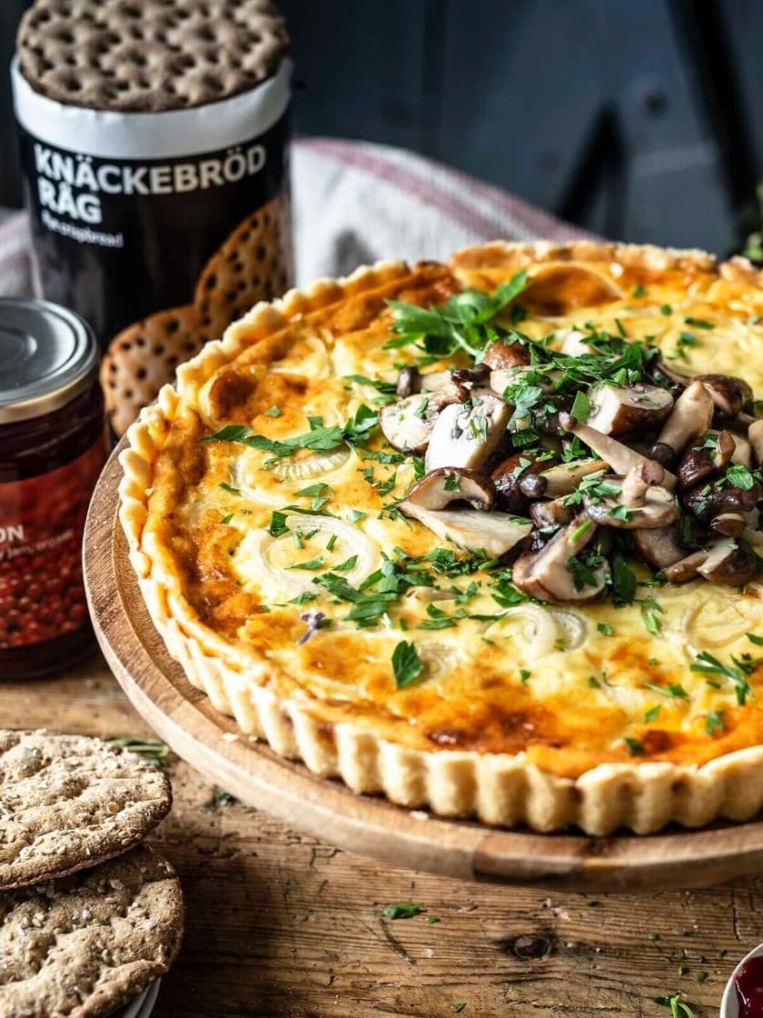 Una torta salata con verdure e funghi