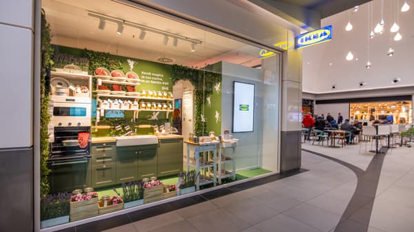 Una vetrina del Plan and order point di Mantova.