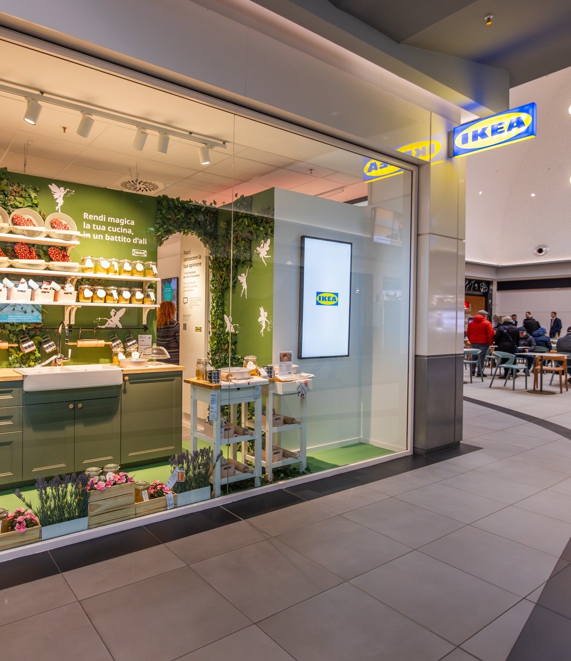 Una vetrina dell'IKEA Mantova plan and order point.