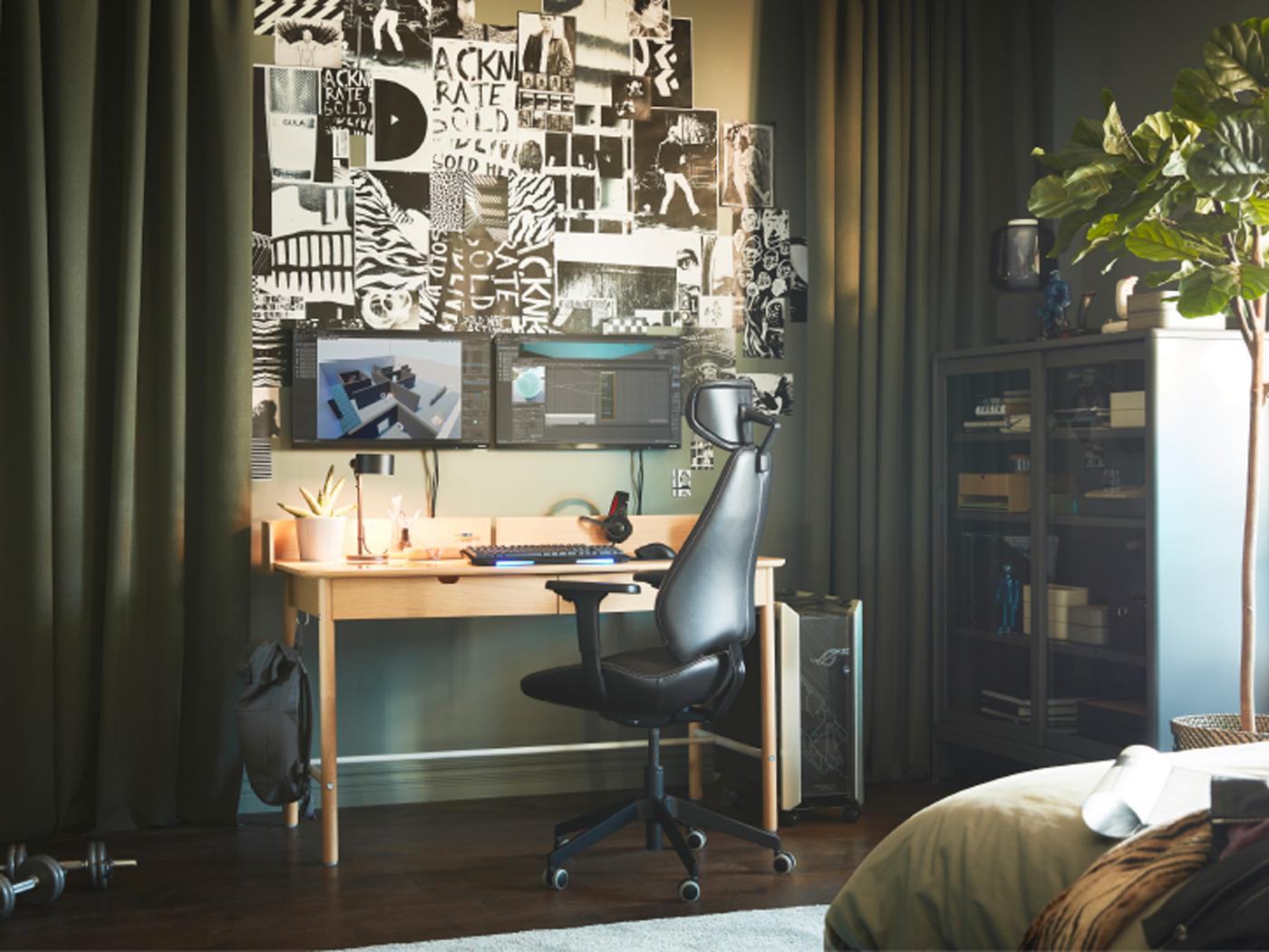Una zona gaming entre dos cortinas verdes. Una pared llena de ilustraciones encima de un escritorio RIDSPÖ con pantallas.