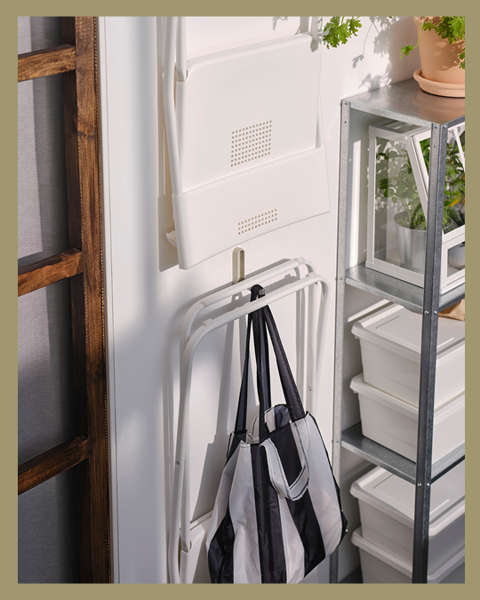 Unas sillas plásticas plegables colgadas en una terraza.