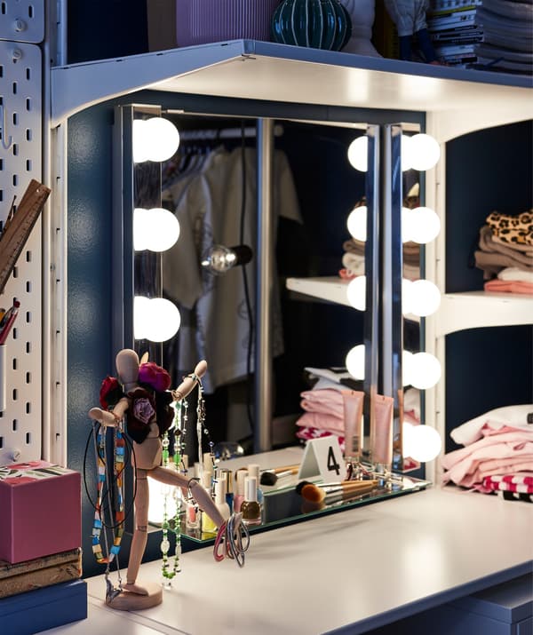 Une applique LEDSJÖ LED en acier inoxydable parfaite pour encadrer un miroir.