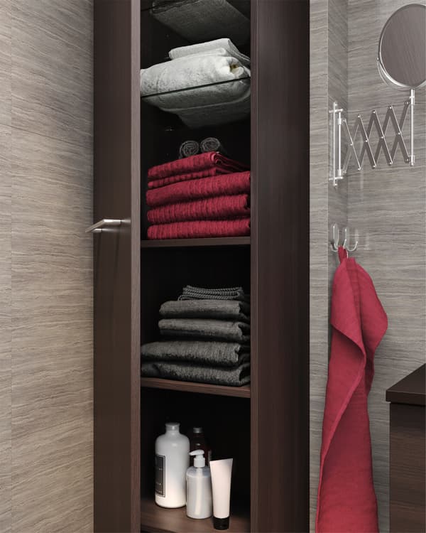 Une armoire haute brun-noire ouverte pour montrer un rangement spacieux pour des serviettes, des shampoings et bien plus sur des étagères en bois.