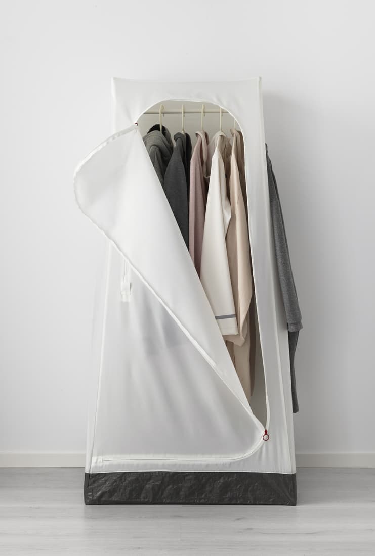 Une armoire-penderie VUKU contenant des vêtements suspendus