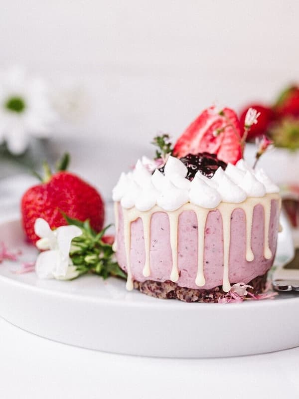 Une assiette avec une tartelette végétalienne et sans gluten aux fruits rouges.