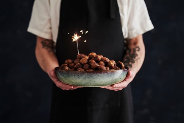 Une assiette de boulettes HUVUDROLL avec une bougie