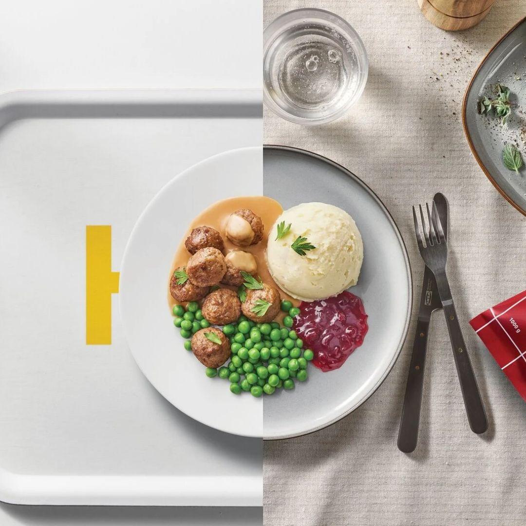 Une assiette de boulettes suédoises, dont la moitié est posée sur un plateau IKEA et l'autre moitié sur une table à manger dressée.