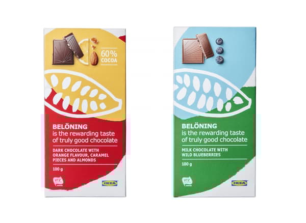 Une barre chocolatée à l’emballage rouge et orange et une barre chocolatée à l’emballage vert et bleu. 
