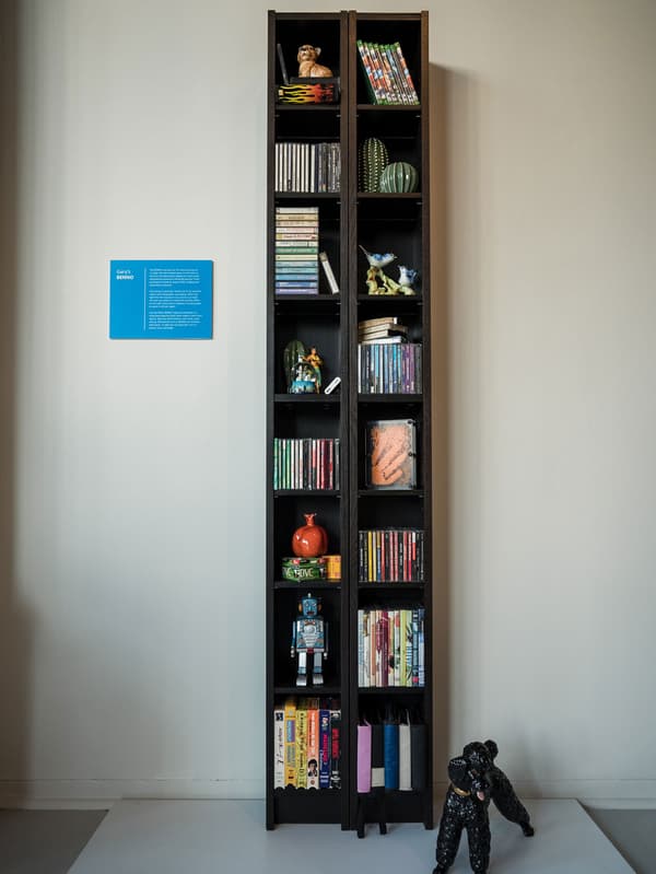 Une bibliothèque BENNO est en présentation et contient plusieurs articles comme des décorations, des livres, des jouets et des CD.